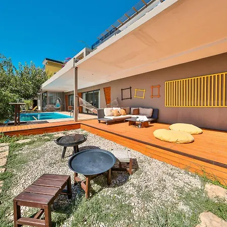 Nuka Loft Vila *