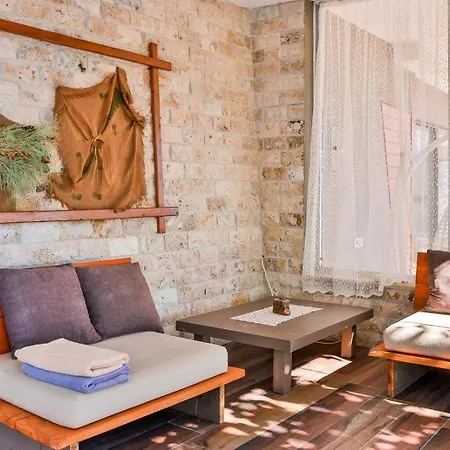 Nuka Loft Vila *